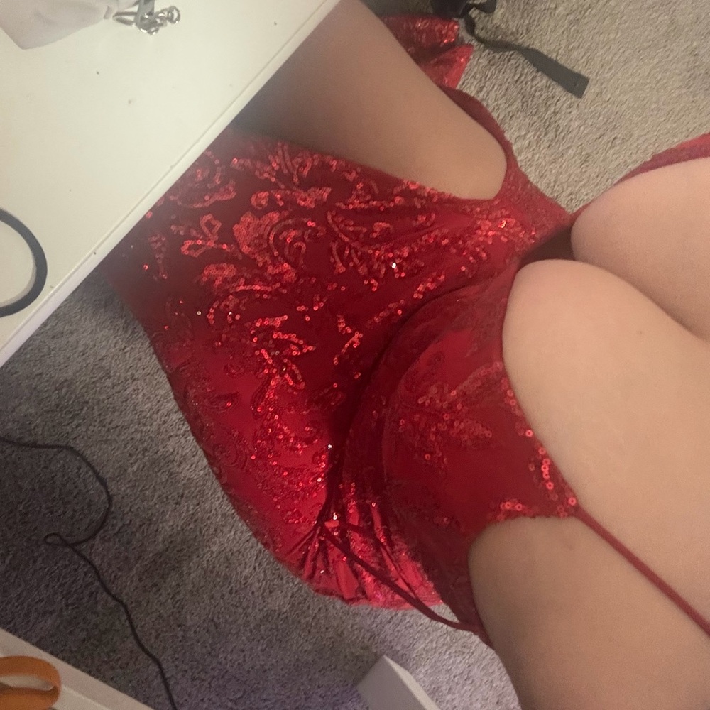 Elegant Red Sequin Dress - Picture 2 of 3